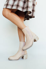 Load image into Gallery viewer, Savannah Free People Boots (Cream)