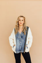 Load image into Gallery viewer, Everyone&#39;s Favorite Jacket
